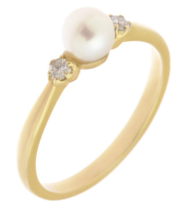 Classic pearl and round diamond trilogy ring main view