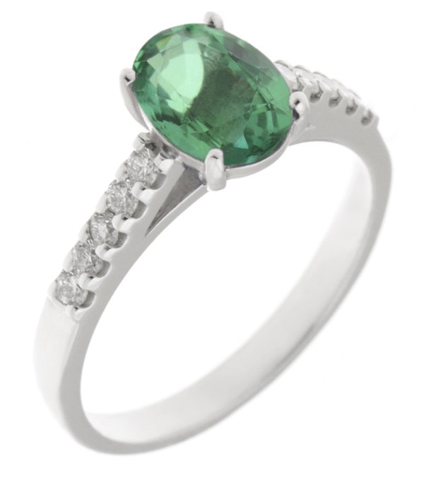 Bella classic oval emerald ring with round diamond set shoulders