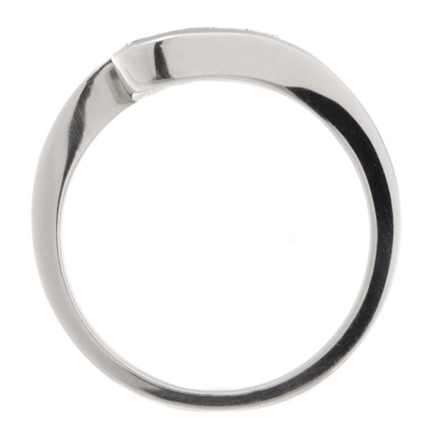 modern crossover trilogy ring round diamonds platinum gold