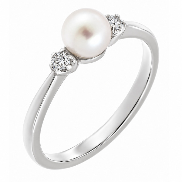 classic vintage style trilogy ring design white round freshwater cultured pearl centre two round brilliant cut diamonds set six claws platinum gold