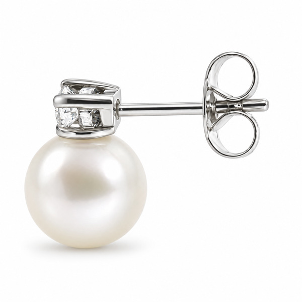A classic drop style earring with round freshwater cultured pearls and round brilliant cut diamonds platinum gold